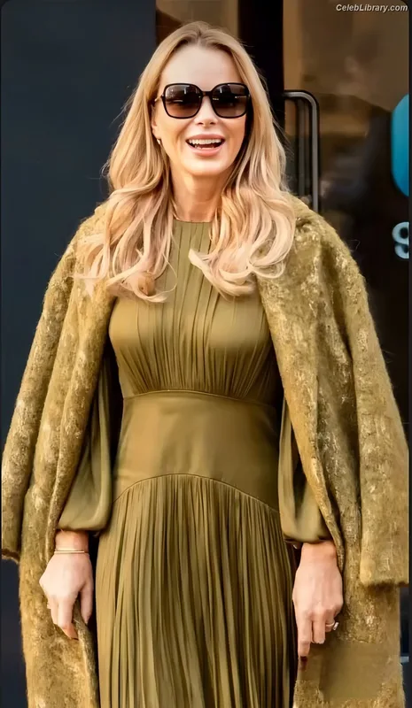Amanda Holden photo 4 of 825