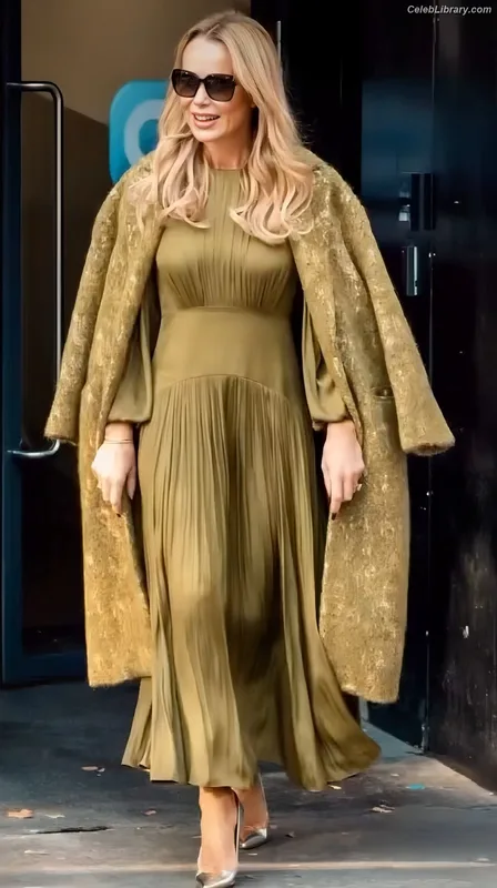 Amanda Holden photo 5 of 825