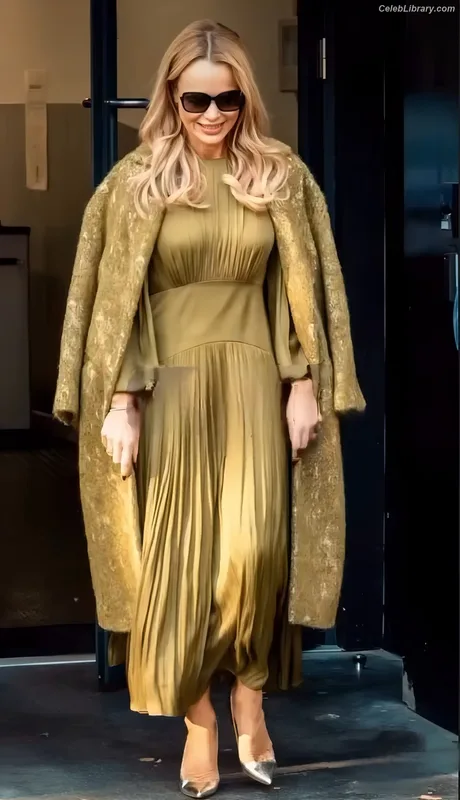 Amanda Holden photo 6 of 825
