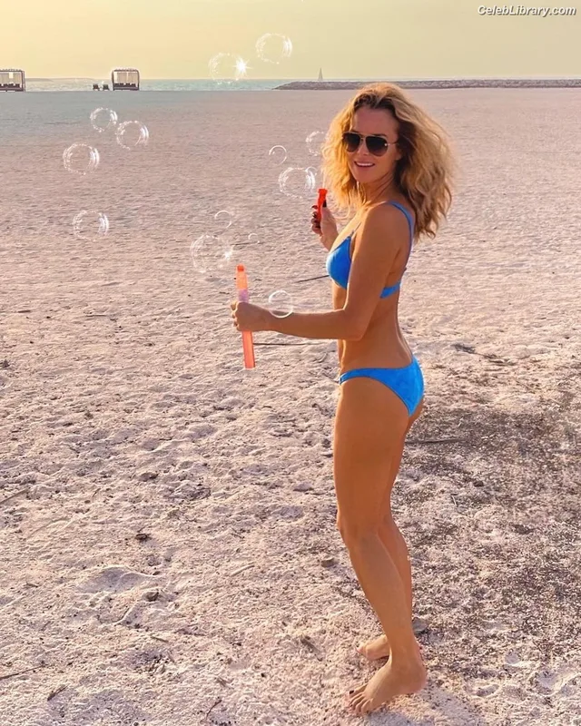 Amanda Holden photo 20 of 825