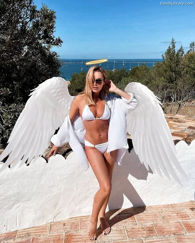 Amanda Holden photo 10 of 825