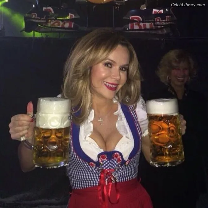 Amanda Holden photo 21 of 825