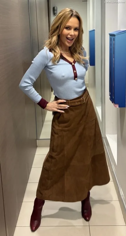 Amanda Holden photo 22 of 825