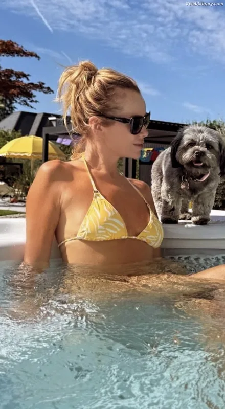 Amanda Holden photo 12 of 825