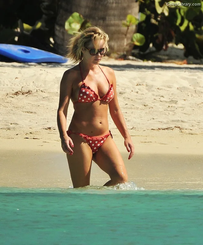 Amanda Holden photo 8 of 825