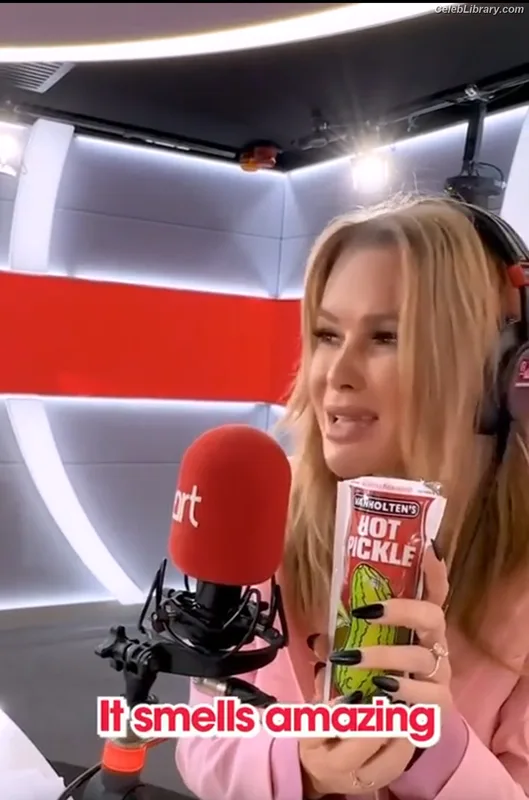 Amanda Holden photo 3 of 825