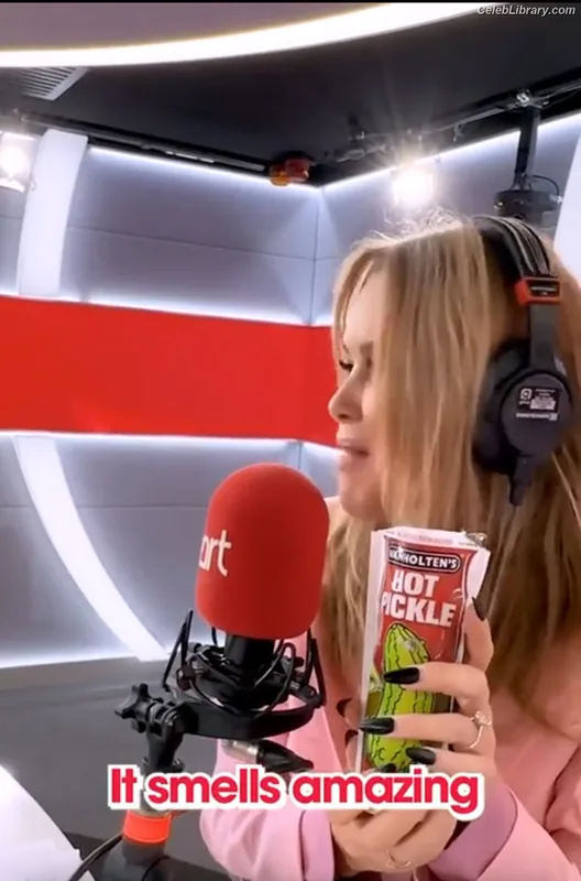 Amanda Holden photo 4 of 825