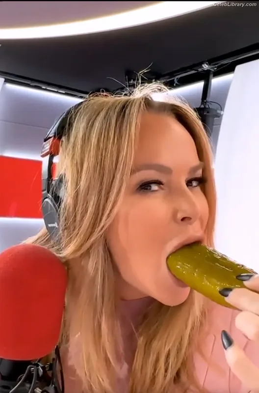 Amanda Holden photo 6 of 825
