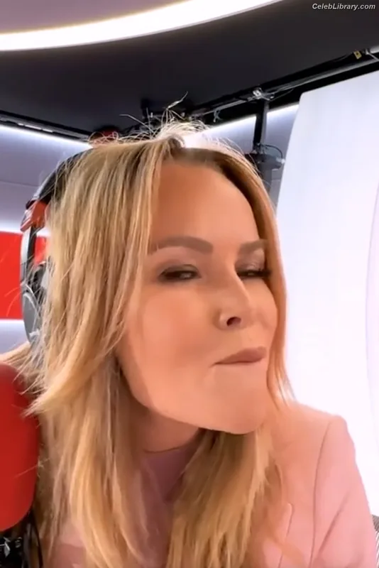 Amanda Holden photo 10 of 825