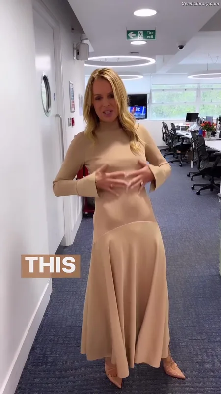 Amanda Holden photo 2 of 825