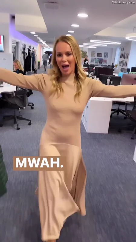 Amanda Holden photo 9 of 825