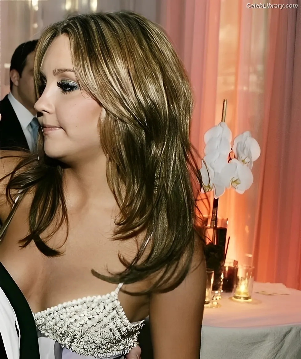 Amanda Laura Bynes photo 4 of 314