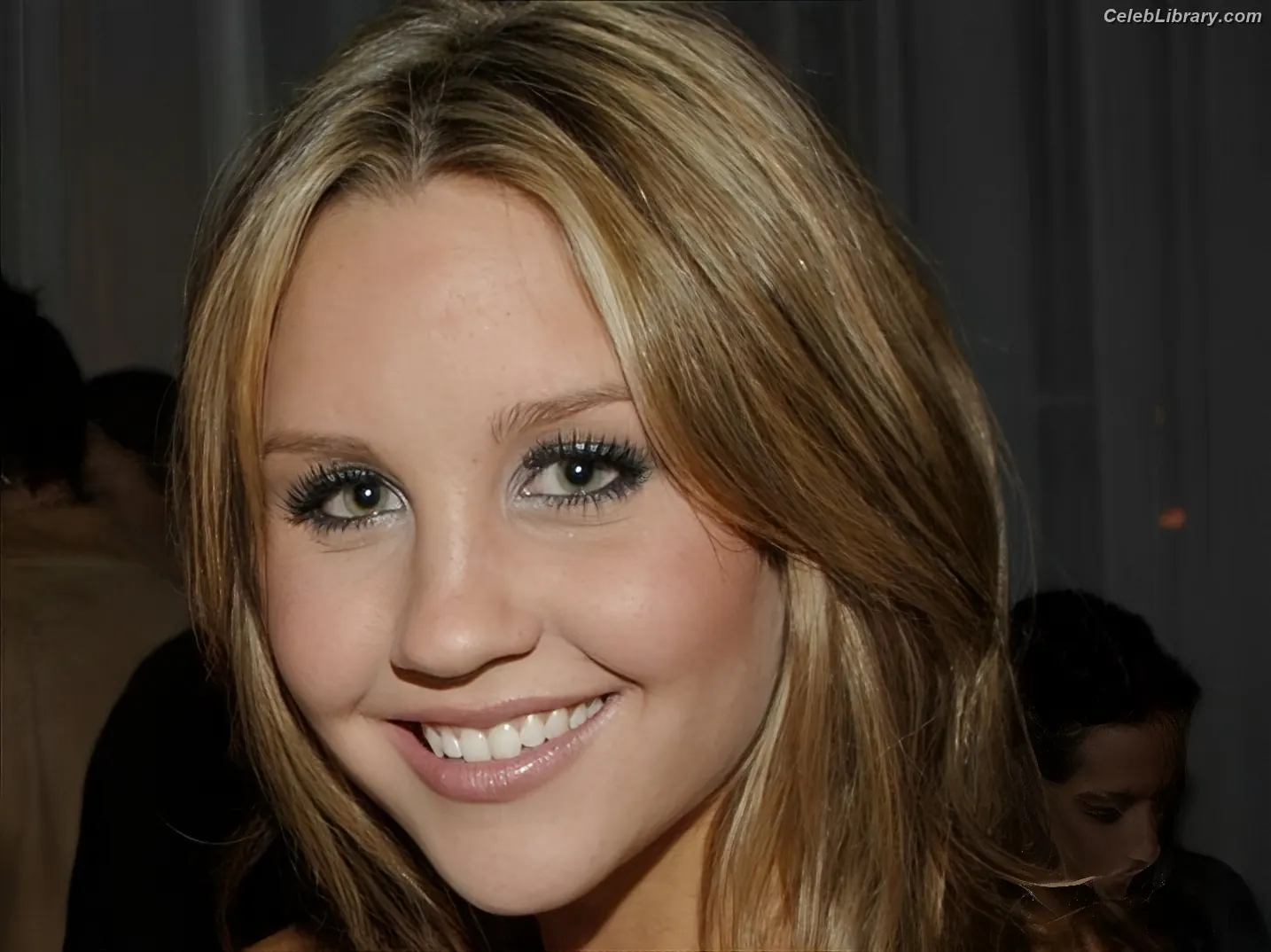 Amanda Laura Bynes photo 7 of 314