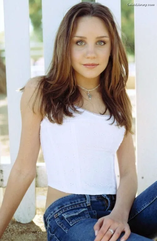 Amanda Laura Bynes photo 1 of 315