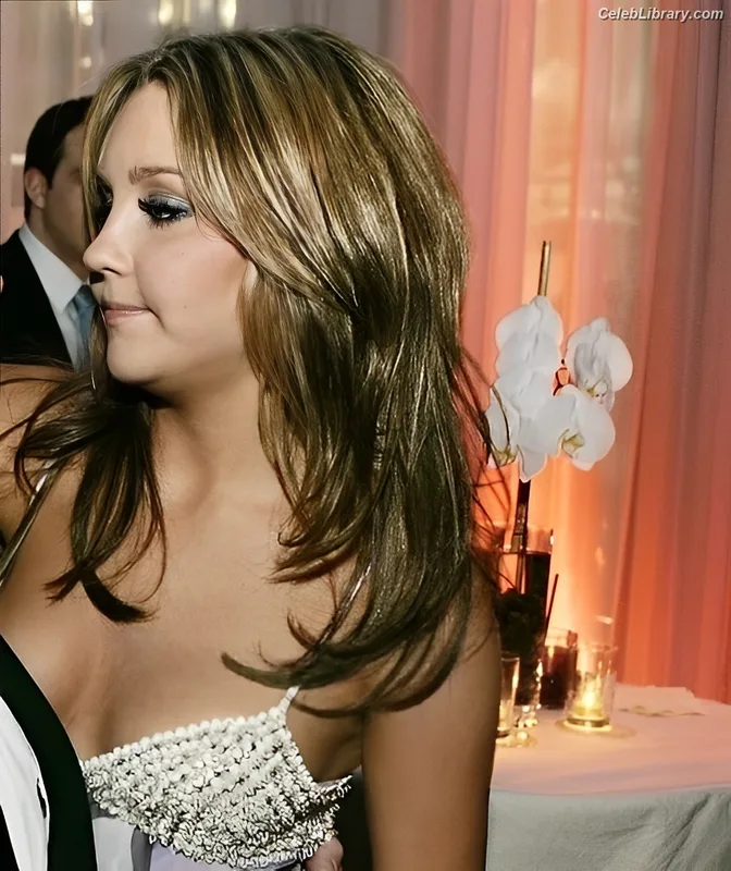 Amanda Laura Bynes photo 4 of 315