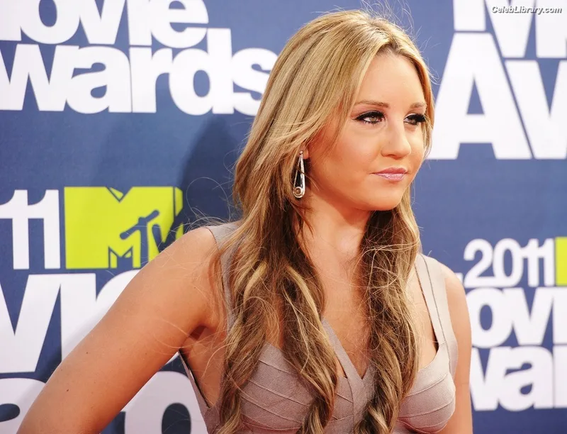 Amanda Laura Bynes photo 20 of 315