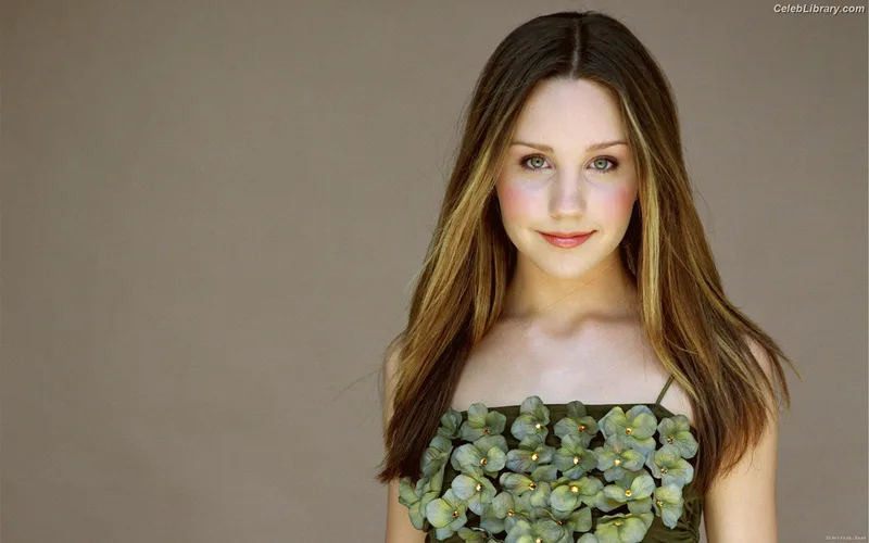 Amanda Laura Bynes photo 7 of 315