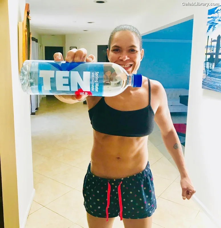 Amanda Nunes photo 4 of 14