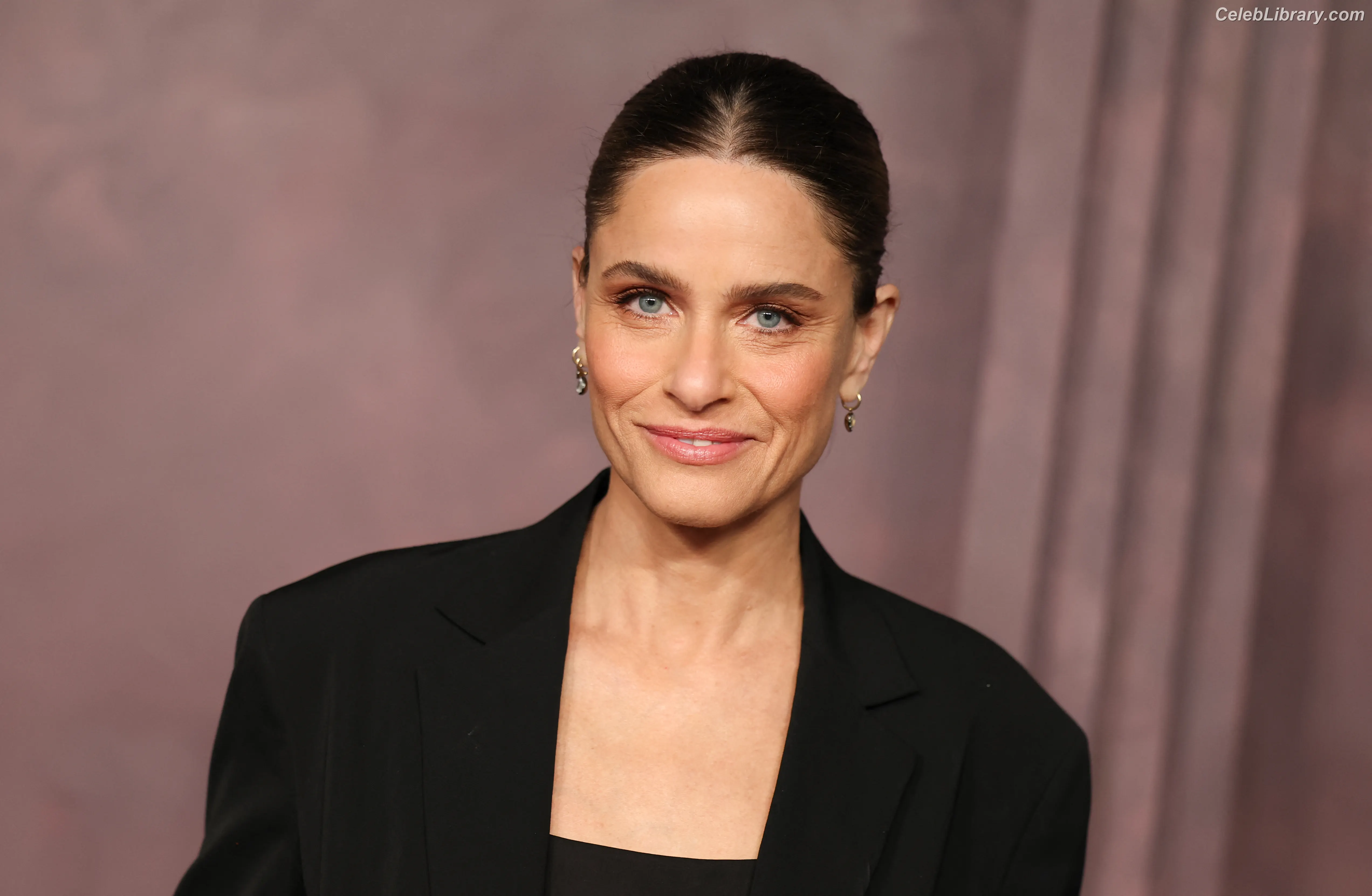 Amanda Peet photo 1 of 44