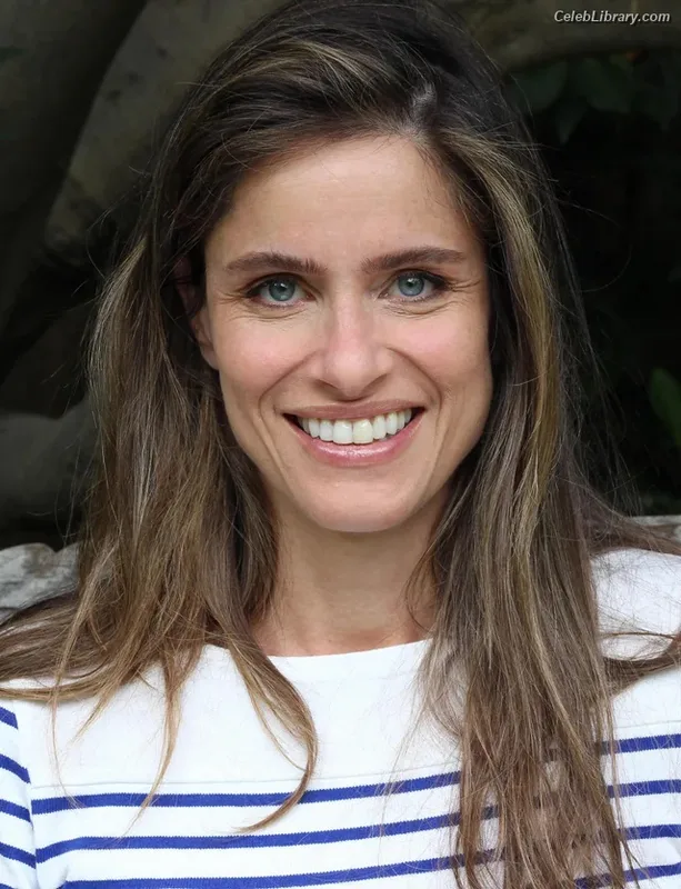 Amanda Peet photo 1 of 45