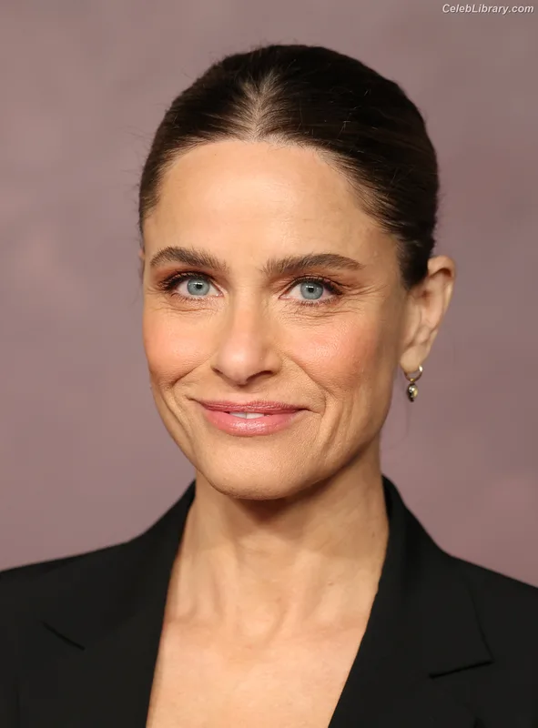 Amanda Peet photo 18 of 45