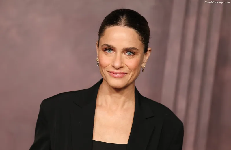 Amanda Peet photo 1 of 45