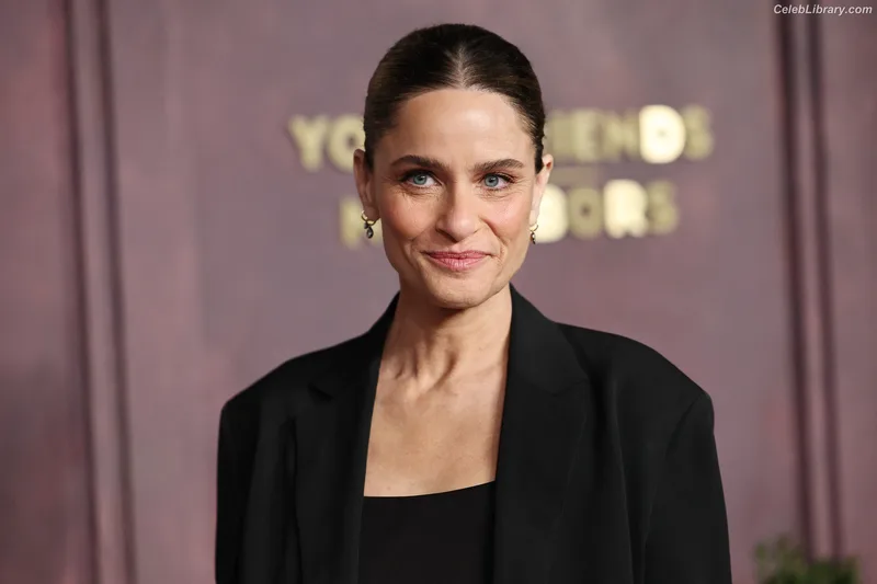 Amanda Peet photo 2 of 45