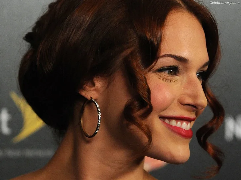 Amanda Righetti photo 2 of 69
