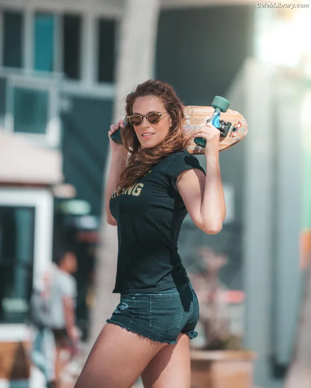 Amanda Righetti photo 10 of 69