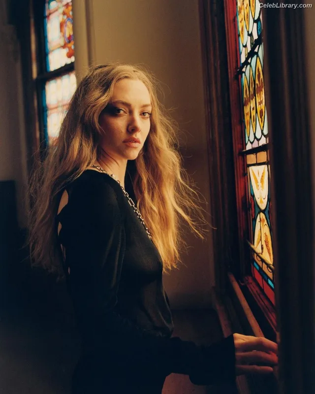 Amanda Seyfried photo 5 of 1296