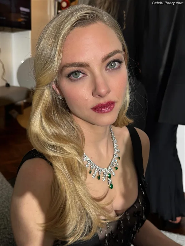 Amanda Seyfried photo 8 of 1296