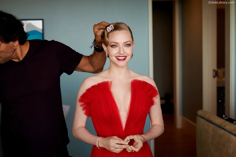 Amanda Seyfried photo 1 of 1296