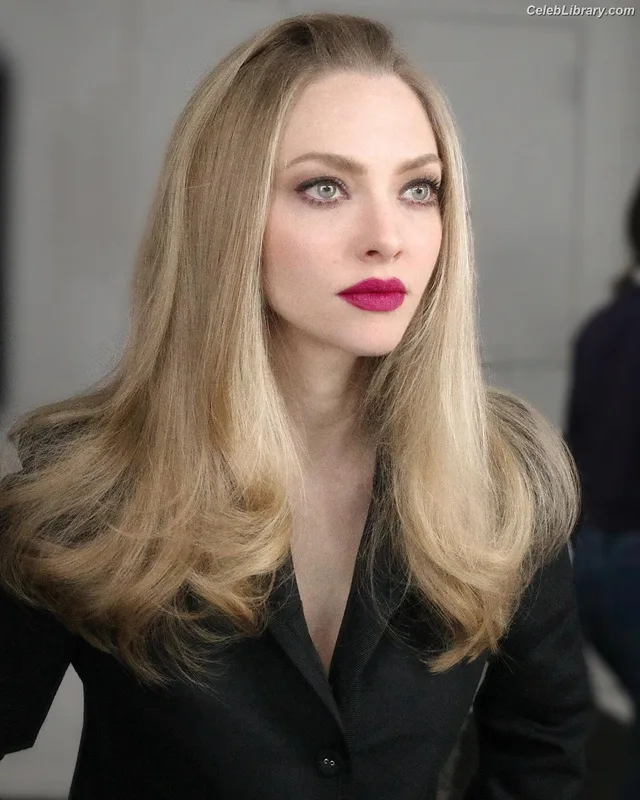 Amanda Seyfried photo 1 of 1296
