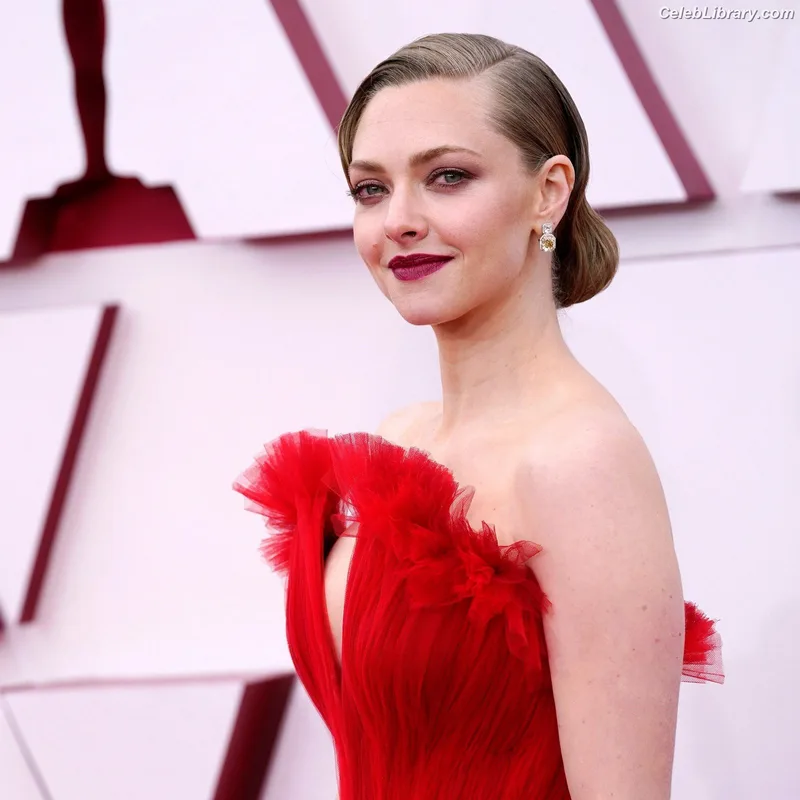 Amanda Seyfried photo 1 of 1296