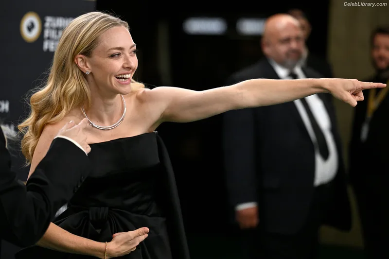 Amanda Seyfried photo 19 of 1296