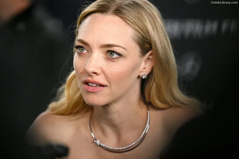 Amanda Seyfried photo 20 of 1296