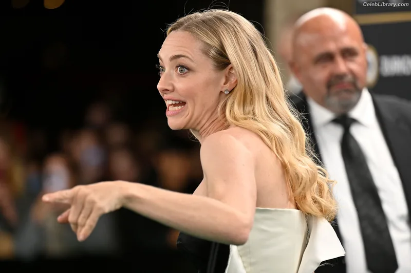 Amanda Seyfried photo 21 of 1296