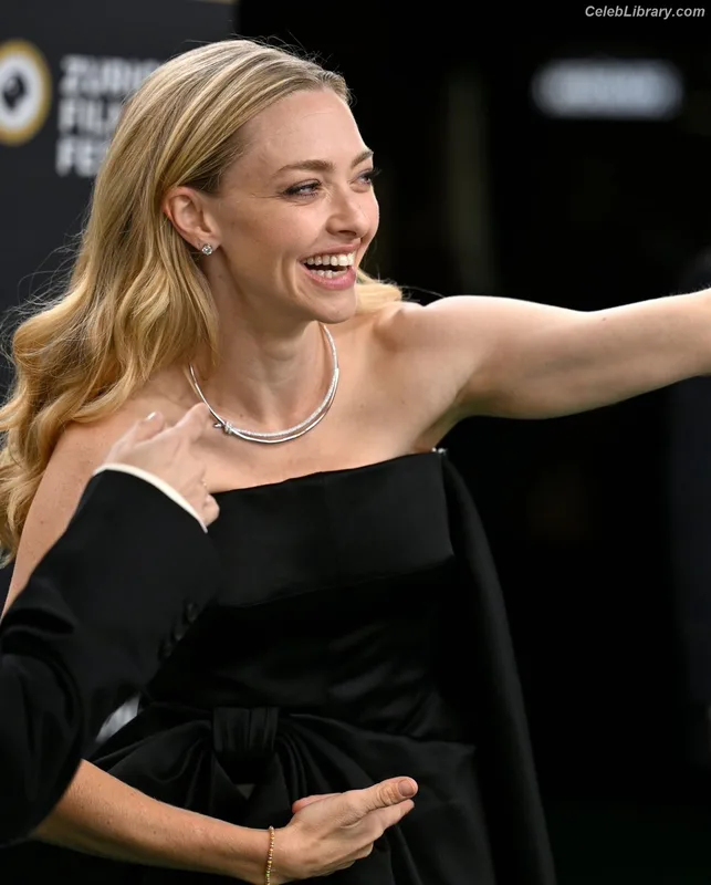 Amanda Seyfried photo 9 of 1296