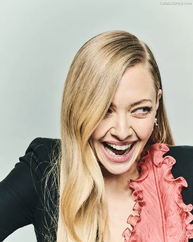 Amanda Seyfried photo 1 of 1296