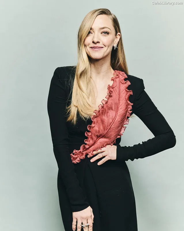 Amanda Seyfried photo 3 of 1296