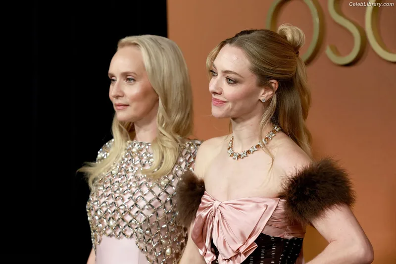 Amanda Seyfried photo 8 of 1296