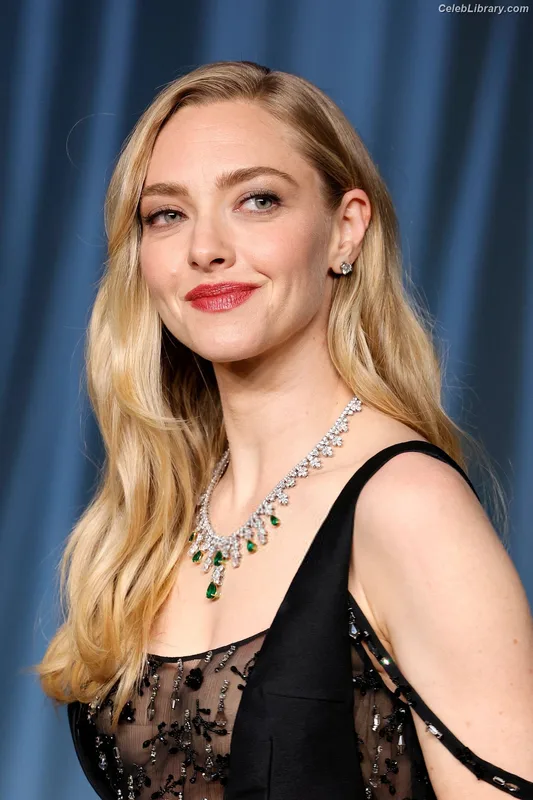 Amanda Seyfried photo 10 of 1296