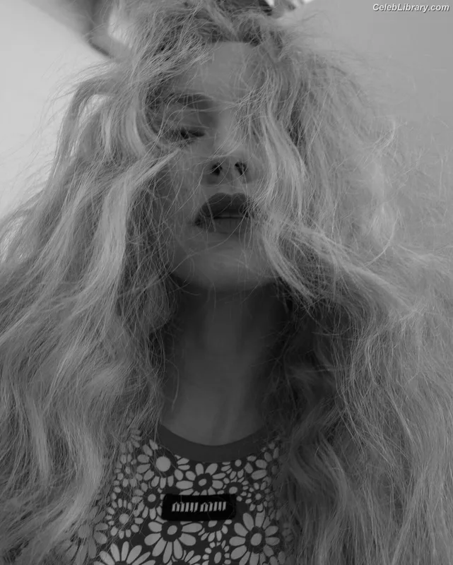 Amanda Seyfried photo 10 of 1296