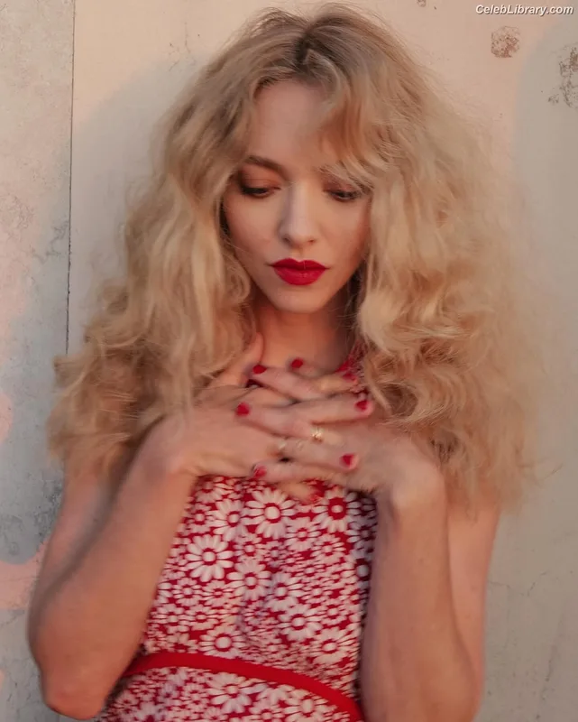 Amanda Seyfried photo 12 of 1296