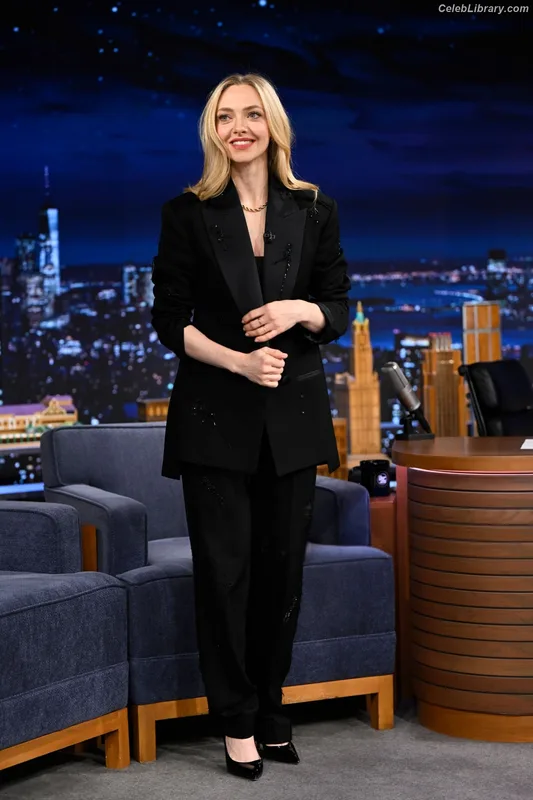 Amanda Seyfried photo 7 of 1296