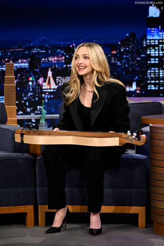 Amanda Seyfried photo 11 of 1296
