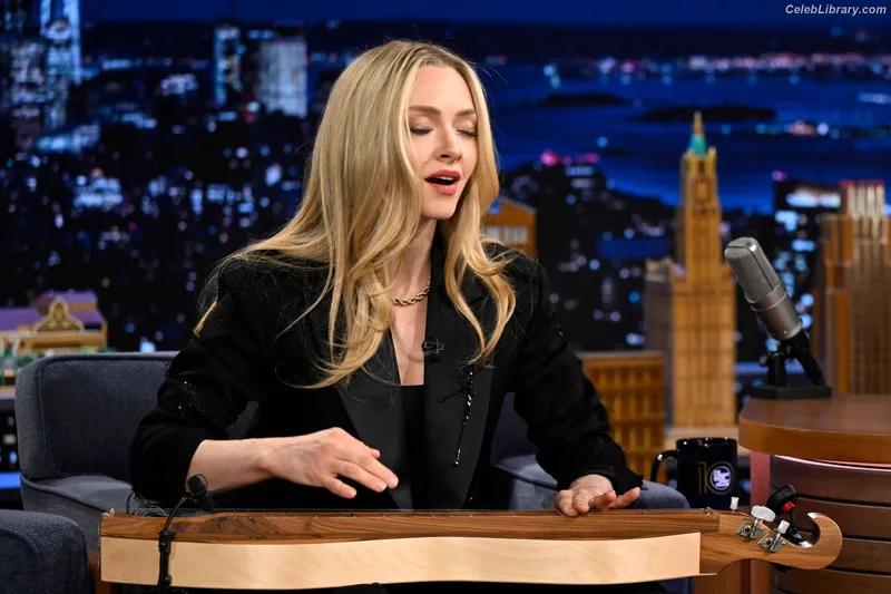 Amanda Seyfried photo 13 of 1296