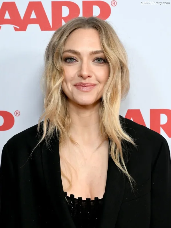 Amanda Seyfried photo 7 of 1296