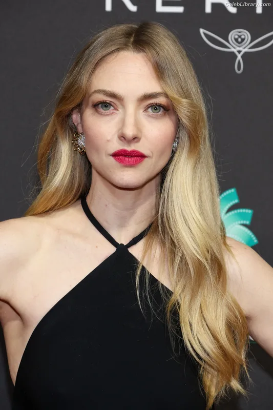Amanda Seyfried photo 12 of 1296