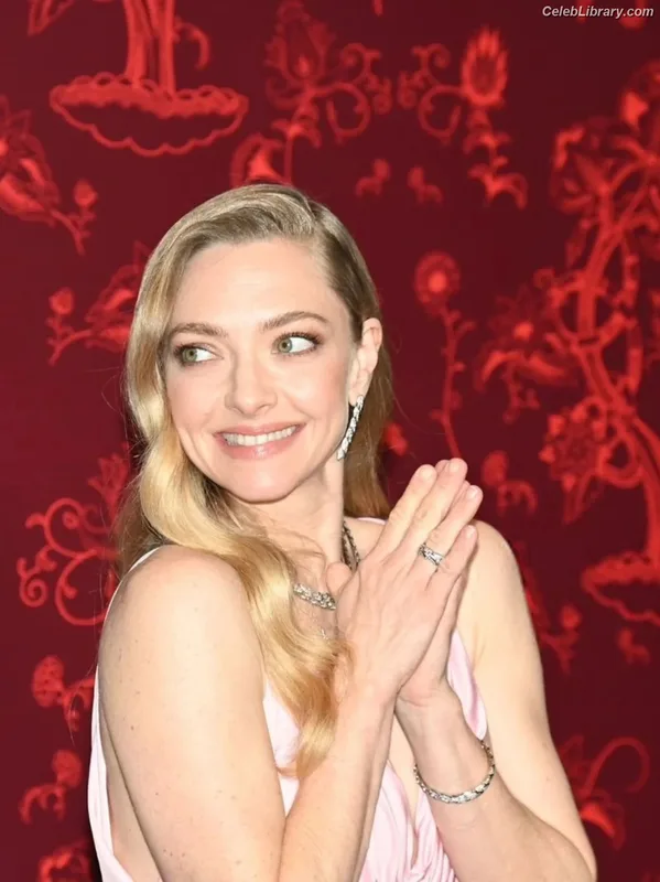 Amanda Seyfried photo 10 of 1296